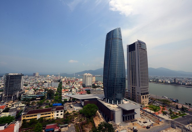 Tòa nhà trung tâm Pg88hi nạp rút siêu tốc Đà Nẵng với thiết kế như ngọn hải đăng hướng ra biển kết hợp với cánh buồm vươn ra khơi, vừa đi vào hoạt động mới đây - Ảnh: Zing.<br>