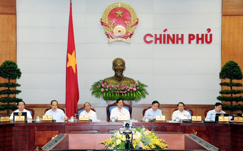 Tại một phiên họp thường kỳ của Chính phủ.