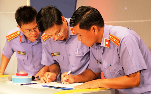Xin đổi lễ phục ngành kiểm sát vì giống công an