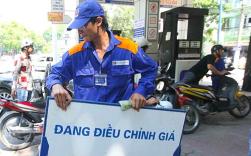 Không biết đến bao giờ lộ trình dứt khoát thực hiện giá thị trường đối 
với hàng hóa, dịch vụ thiết yếu mà Chính phủ đang nỗ lực thực hiện, mới 
có thể khiến người dân đồng thuận để cùng Chính phủ đến đích.
