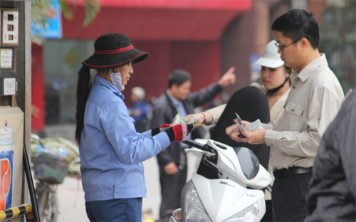 Giá xăng tăng liền hai lần trong một tháng