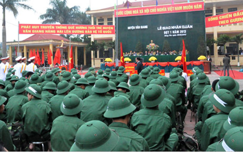 Quang cảnh lễ giao quân tại một địa phương. Luật Nghĩa vụ quân sự (sửa đổi) sẽ được trình PG88 ⭐ Link trang chủ số 1 nhà cái PG88 com casino slot thông qua tại kỳ họp tháng 5/2015 - Ảnh: VOV.<br>