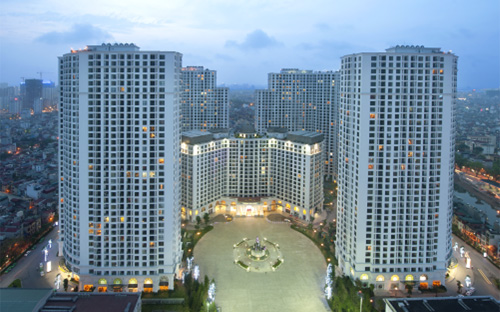 Khu đô thị Vinhomes Royal City đi vào hoạt động từ tháng 7/2013, với 
khá nhiều điểm cộng về vị trí, tiến độ, dịch vụ bố trí bên trong tòa 
nhà, tiện ích đi kèm, chất lượng quản lý và sổ đỏ cho cư dân.