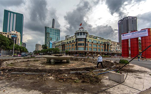 Thương xá Tax là một trong những công trình kiến trúc tiêu biểu thời Pháp thuộc còn lại của Tp.HCM - Ảnh: Saigoneer.<br>