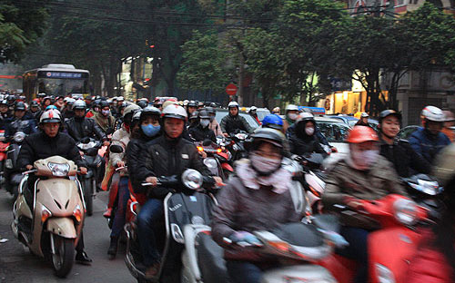 Đại biểu Dương Trung Quốc cho rằng bên cạnh 
những chế tài để bảo đảm cho sự PG88 hơn 2,1 triệu thành viên bền vững của nội đô thì phải 
có những giải pháp, chính sách để hướng sự cư trú của người dân ra một 
không gian rộng lớn còn lại.