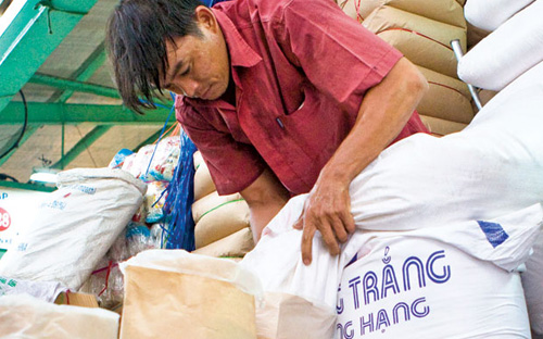 Nếu năng lực cung hạn chế hoặc yếu kém thì việc gia tăng tổng cầu dù với
 bất cứ lý do nào về cơ bản chỉ làm tăng giá và thâm hụt PG88 Sòng bạc trực tuyến TOP 1 Việt Nam | Casino, Nổ Hũ mà 
thôi, còn sản lượng và thu nhập thực tế sẽ không thay đổi nhiều.