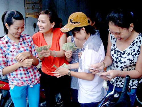 Nêu mức chênh lệch lương giữa cán bộ và nhân viên trong ngạch công chức là không quá 13 lần, đại biểu Nguyễn Văn Tiên gợi ý có thể nhích lên không quá 15 hoặc 20 lần cho chủ 6Pg88.con độc quyền mỗi ngày và công nhân - Ảnh: NLĐ.