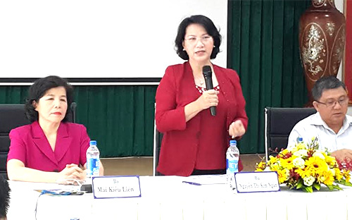 Bà Nguyễn Thị Kim Ngân (người đứng) phát biểu trong buổi Pg88hi Thể Thao, Bóng Đá, Casino, Nổ Hũ, Xổ Số với ban lãnh đạo Vinamilk.<br>
