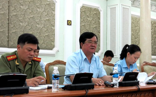 Theo ông Võ Văn Luận (người ngồi giữa), Chánh văn phòng và là người phát ngôn của UBND Tp.HCM, kiến nghị này là để đảm bảo tính khách quan khi nhìn nhận về chỉ tiêu tăng trưởng Pg88 com chính chủ.<br>