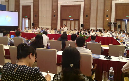 Chuyên gia Trần Đình Thiên (người đứng) tham gia thảo luận tại Diễn đàn PG88 ⭐ Link trang chủ số 1 nhà cái PG88 com casino slot Mùa thu 2015, diễn ra ở Sầm Sơn, Thanh Hóa.