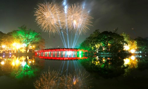 Vào 21h tối 2/9, Hà Nội sẽ tổ chức bắn pháo hoa tầm cao tại 5 điểm: hồ Hoàn Kiếm, công viên Thống Nhất, hồ Văn Quán, sân vận động quốc gia 
Mỹ Đình và hồ Tây.<br>