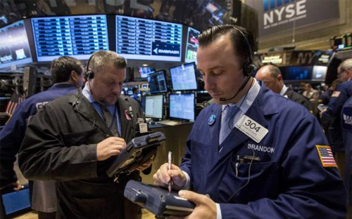 Các nhà giao dịch đang Pg88hi Thể Thao, Bóng Đá, Casino, Nổ Hũ, Xổ Số trên sàn 6Pg88.com nhà cái NYSE ở New York, Mỹ ngày 1/10 - Ảnh: Reuters.<br>