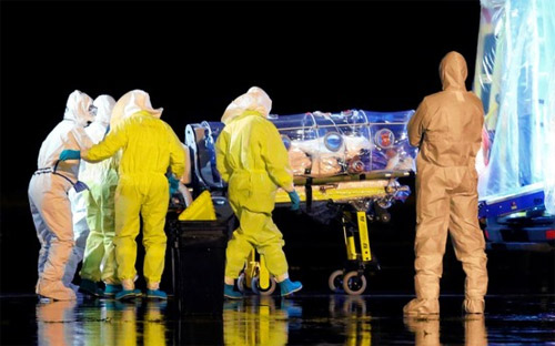 Các nhân viên y tế Tây Ban Nha đưa nhà truyền giáo nhiễm Ebola Manuel Garcia Viejo lên xe cấp cứu sau khi ông được đưa về Madrid từ Sierra Leone vào hôm 22/9 - Ảnh: Reuters.<br>