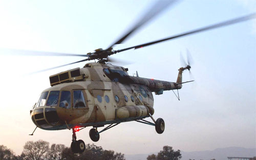 Một trực thăng quân sự Mi-17 của Pakistan hạ cánh ở Islamabad - Ảnh: AP/WSJ.<br>
