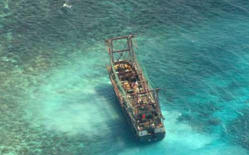 Tàu Trung Quốc mắc cạn trong vùng biển Philippines - Ảnh: News.<br>