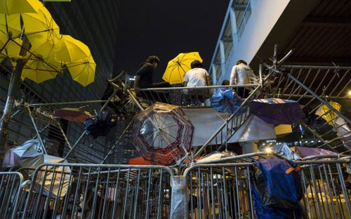 Một rào chắn do người biểu tình Hồng Kông dựng lên ở quận Admiralty ngày 10/12 - Ảnh: Reuters.<br>