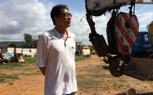 Một lãnh đạo công ty xây dựng Trung Quốc đứng trên công trường Link Trang Chủ PG88.Com Mới #2026 đã bị đình lại vì Ebola ở Sierra Leone - Ảnh: WSJ.<br>