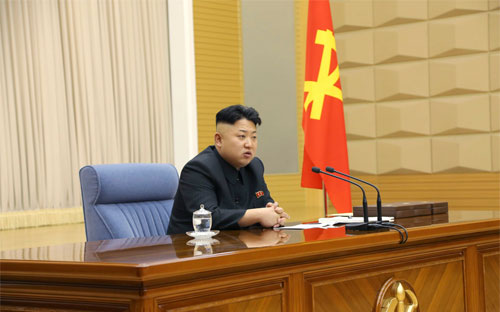 Nhà lãnh đạo Triều Tiên Kim Jong Un với kiểu tóc đặc trưng - Ảnh: KCNA/Reuters.<br>