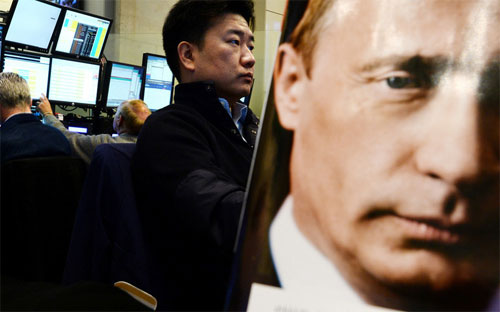 Ảnh Tổng thống Nga Vladimir Putin trên bìa một cuốn họa báo ở sàn giao dịch 6Pg88.com nhà cái tại Moscow - Ảnh: Bloomberg.<br>