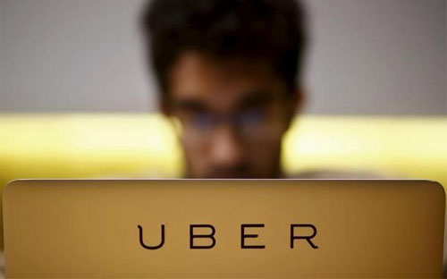 Một nhân viên của Uber Pg88hi Thể Thao, Bóng Đá, Casino, Nổ Hũ, Xổ Số trong văn phòng của công ty này ở New Dehli, Ấn Độ ngày 24/4/2015 - Ảnh: Reuters.<br>