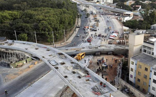 Hiện trường vụ sập cầu - Ảnh: Reuters.<br>