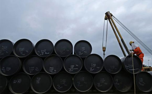 Giá dầu thế giới đã giảm nhanh và liên tục trong 6 tháng qua, “bốc hơi” hơn 50% - Ảnh: Reuters.<br>
