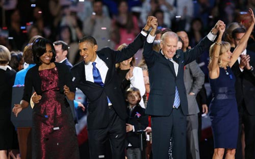Tổng thống tái đắc cử Barack Obama ăn mừng chiến thắng cùng với các cử tri đã ủng hộ ông - Ảnh: AFP.<br>