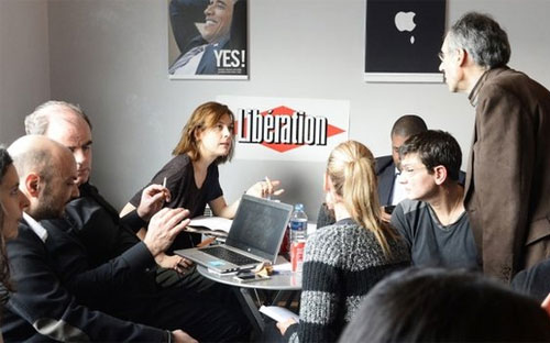 Các nhà báo còn lại của Charlie Hebdo hiện đang Pg88hi Thể Thao, Bóng Đá, Casino, Nổ Hũ, Xổ Số cho số tạp chí mới tại văn phòng của tờ báo bạn Liberation - Ảnh: AP.<br>
