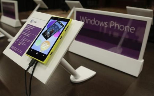 Một chiếc điện thoại thông minh Nokia dùng hệ điều hành Windows Phone của Microsoft - Ảnh: Reuters.<br>