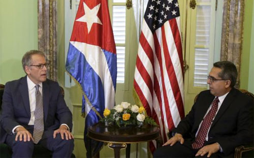 Trưởng phái đoàn của Mỹ tại Havana, ông Jeffrey DeLaurentis (trái) và Bộ
 trưởng Bộ Ngoại giao lâm thời Cuba Marcelino Medina tại Havana ngày 
1/7/2015 - Ảnh: Reuters.