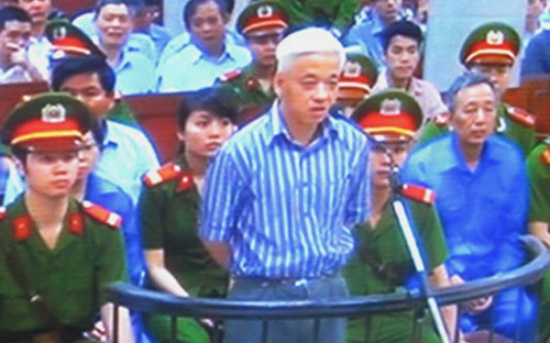 Trông khá khỏe mạnh trong chiếc áo sọc xanh với mái tóc vẫn bạc trắng, 
trong phần thủ tục phiên tòa, bị cáo Nguyễn Đức Kiên cho rằng bản thân 
bị buộc tội PG88 Uy Tín Số 1 Việt Nam trái phép trong khi tất cả việc làm của bị cáo là
 được cơ quan có thẩm quyền cấp phép - Ảnh: NLĐ. 