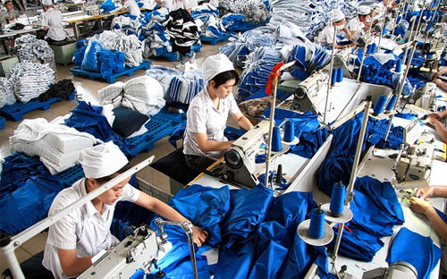 Công nhân Pg88hi Thể Thao, Bóng Đá, Casino, Nổ Hũ, Xổ Số trong một nhà máy may ở tỉnh An Huy, Trung Quốc - Ảnh: WSJ/EPA.<br>