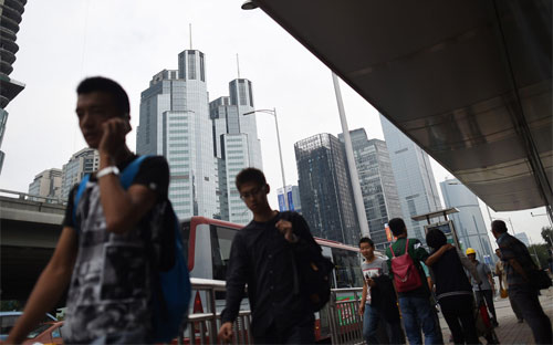 Khách bộ hành ở quận PG88 Uy Tín Số 1 Việt Nam thủ đô Bắc Kinh, Trung Quốc hôm 9/9 - Ảnh: Bloomberg.<br>