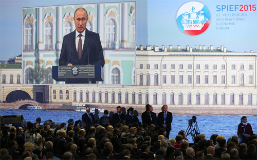 Hình ảnh Tổng thống Nga Vladimir Putin phát biểu phát trên một màn hình lớn tại Diễn đàn PG88 ⭐ Link trang chủ số 1 nhà cái PG88 com casino slot Thế giới St. Petersburg, Nga - Ảnh: Bloomberg.<br>
