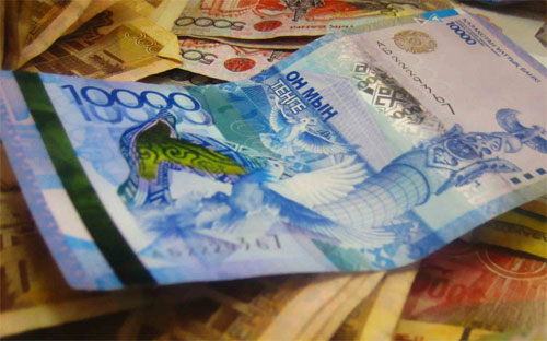 Đồng Tenge đã giảm giá xuống mức thấp chưa từng có là 256,98 Tenge đổi 1 USD. 