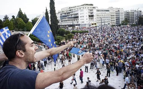  Người Hy Lạp xuống đường tuần hành ở thủ đô Athens ngày 21/6 ủng hộ Chính phủ cánh tả của Thủ tướng Alexis Tsipras - Ảnh: CNBC/Getty.<br>