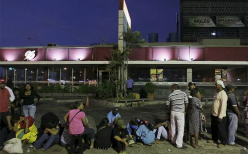 Dân Venezuela xếp hàng thâu đêm mua thực phẩm