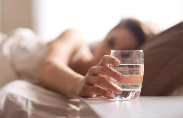 6 biện pháp tự nhiên và y học điều trị ngộ độc thực phẩm - Ảnh 2.