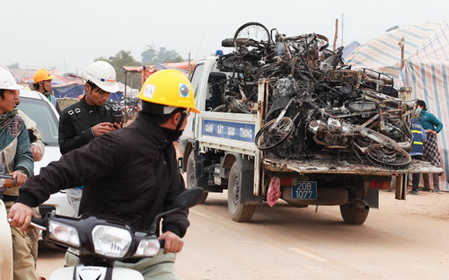 Hàng chục xe máy cháy rụi được ôtô của lực lượng cảnh sát 6Pg88.com hơn 1000 trò chơi hấp dẫn chở đi khỏi hiện trường - Ảnh: Tuổi Trẻ.<br>