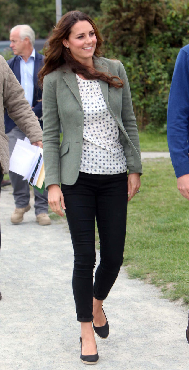 Những trang phục có giá dưới 100 đô la của công nương Kate Middleton - Ảnh 9.
