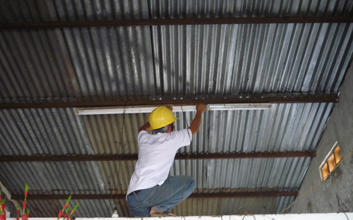 Công ty cũng trao tặng bóng đèn cho 20 hộ gia đình có hoàn cảnh khó khăn
 trong khu vực xã Sông Trầu, huyện Trảng Bom, tỉnh Đồng Nai.