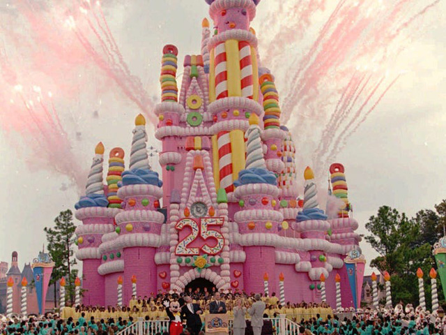 Những bí mật có thể bạn chưa biết về các lâu đài Disney trên khắp thế giới - Ảnh 18.