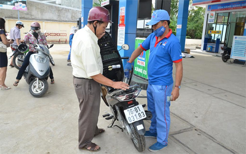 Động cơ sử dụng xăng E5 RON 92 tạo ra rất ít khí thải CO và hydrocarbon và ít hơn hẳn các loại xăng thông dụng như RON 92 và RON 95 tới 20%, chính vì vậy, loại xăng này được đánh giá là thân thiện với môi trường.