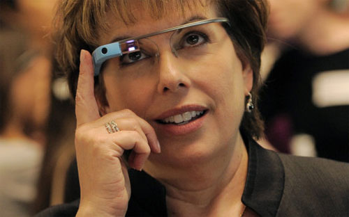 Google Glass trông cũng không hấp dẫn cho lắm. Dù Google đã cố gắng bù 
đắp cho thiếu hụt này bằng cách sử dụng gọng kính chất lượng nhà thiết 
kế, trông chiếc kính vẫn giống như một dụng cụ y tế - Ảnh: Finance Daily/AP.<br>