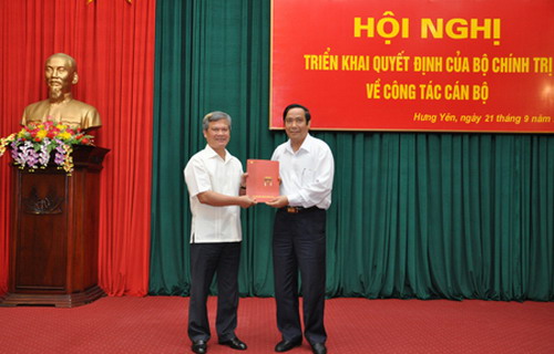 Lãnh đạo Ban Tổ chức Trung ương trao quyết định của Bộ Chính trị cho ông Nguyễn Văn Thông.<br>