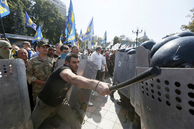 Bạo lực bùng phát ở thủ đô Ukraine
