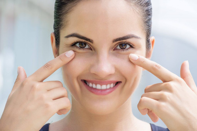 9 cách đơn giản loại bỏ quầng thâm, bọng mắt - Ảnh 1.