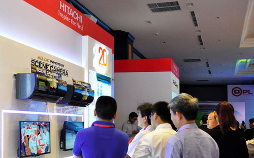Khách hàng trực tiếp trải nghiệm tính năng Scene camera.