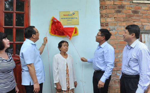 Lãnh đạo tỉnh Bình Thuận và lãnh đạo VietinBank gỡ băng khánh thành nhà do VietinBank tài trợ.