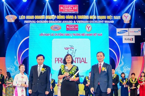 Bà Ðinh Hồng Ngọc - Ðại diện Prudential Việt Nam nhận giải Thưởng Rồng Vàng cho dịch vụ Pg88ok giải trí thể thao, casino, bắn cá và slot xuất sắc năm 2014.